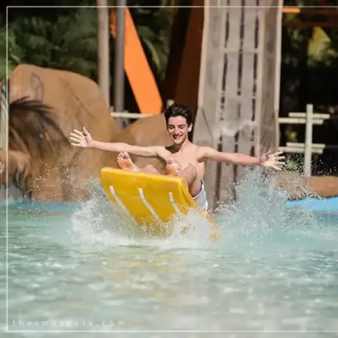 thermas-e-cia-imagem-galeria-escorregador-flutuante-atracao-radical-no-thermas-dos-laranjais-6897a5639471a_1.webp