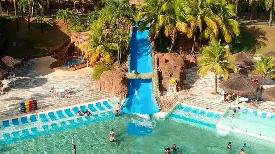 Imagem destauente: O Tobo&aacute;gua Hula Hula foi a primeira atra&ccedil;&atilde;o do Thermas dos Laranjais, construido em 1987, mas que at&eacute; hoje faz sucesso entre a crian&ccedil;ada.