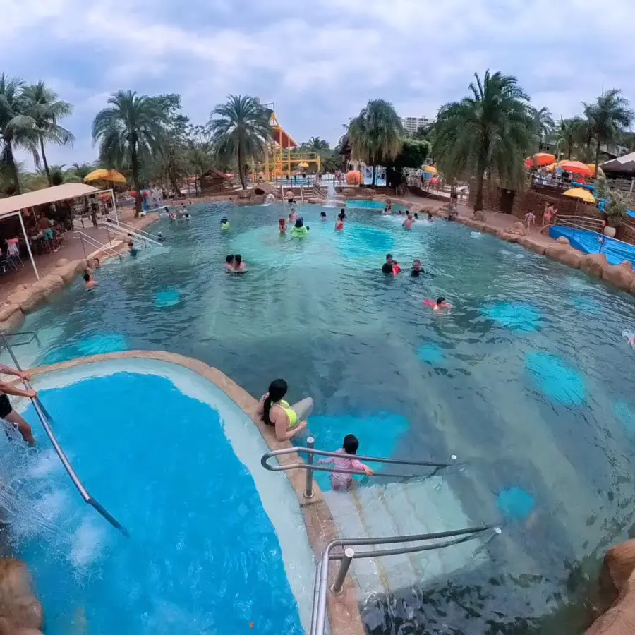 Piscina de Pedras atração para relaxar no Thermas dos Laranjais