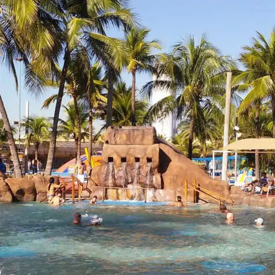 Piscina de Pedras atração para relaxar no Thermas dos Laranjais